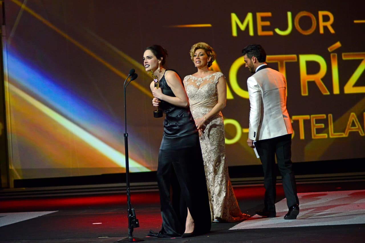 Emocionada, casi al borde de las lágrimas, Fabiola Guajardo subió al escenario para recibir el premio a "Mejor Actriz Coestelar":
