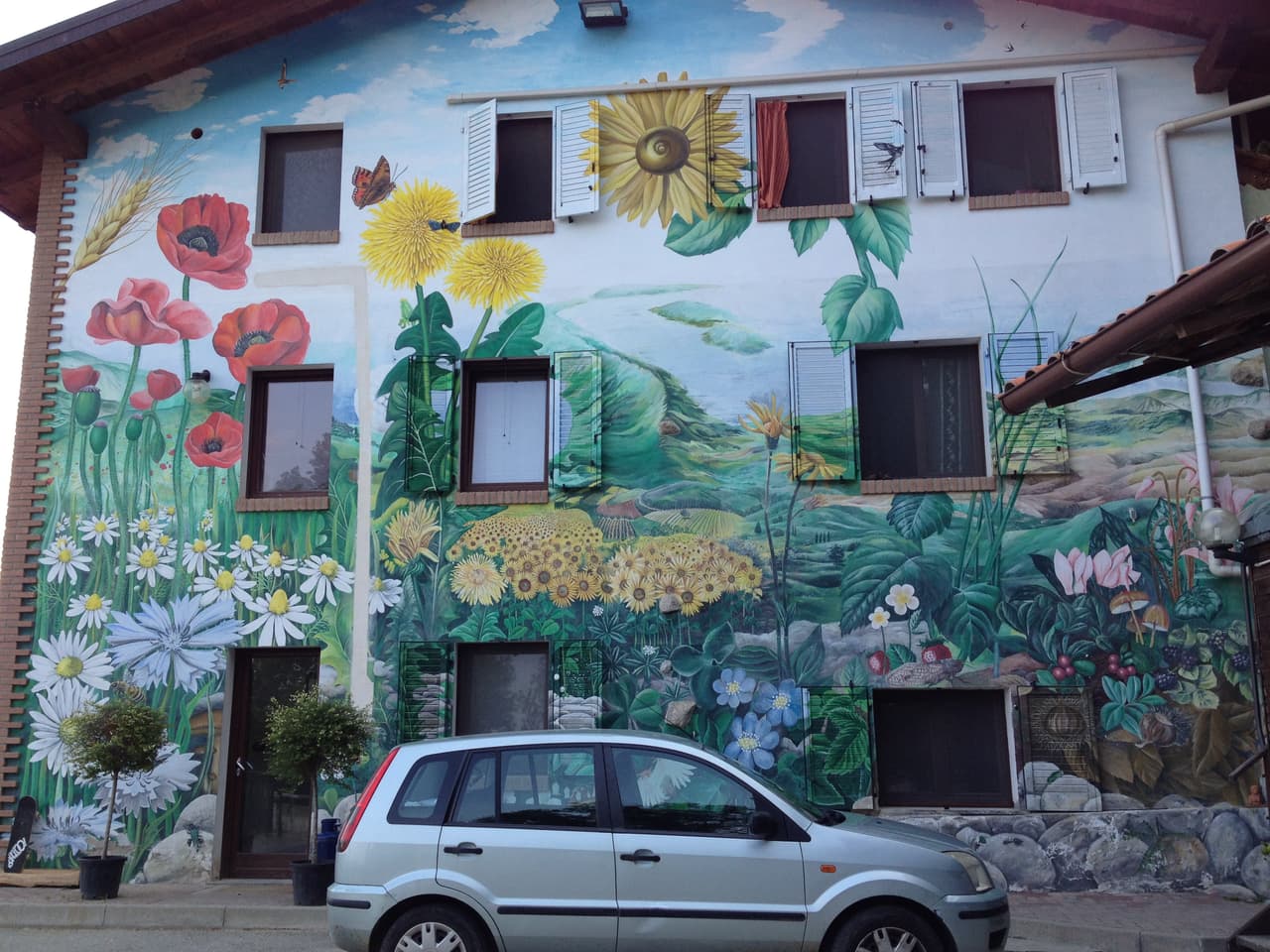 <b>Federación de Damanhur (Italia) </b>
<br>En el norte de Italia existe una extraña ciudad que fue concebida por un humanista radical. La ciudad ha florecido y hoy es famosa por su falta de convencionalismo y sus casas súper ecológicas.