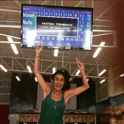 Bárbara es fan del boliche y en esta fotografía lo comprueba, además de presumir su esbelta figura.