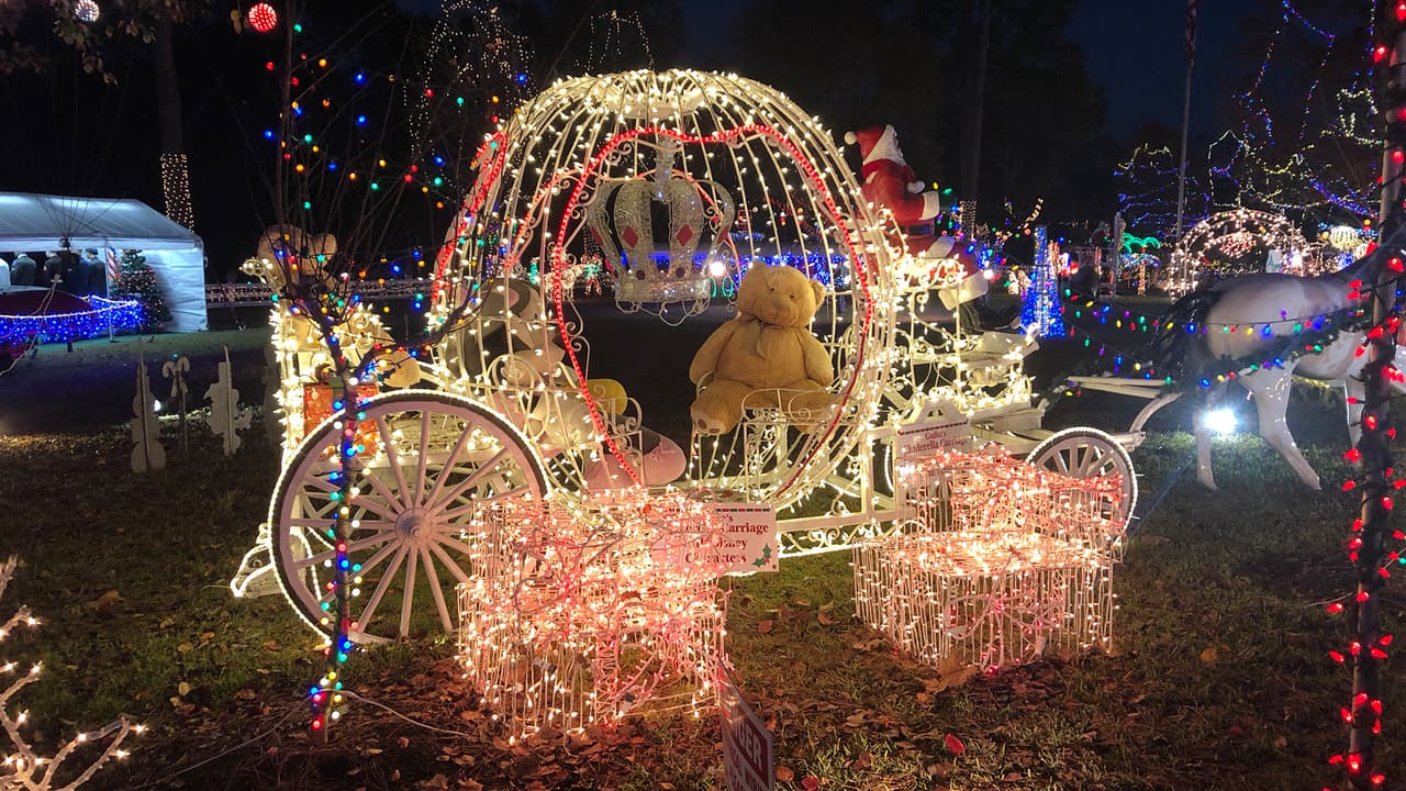 Luces, música y todos los personajes navideños se hacen presentes