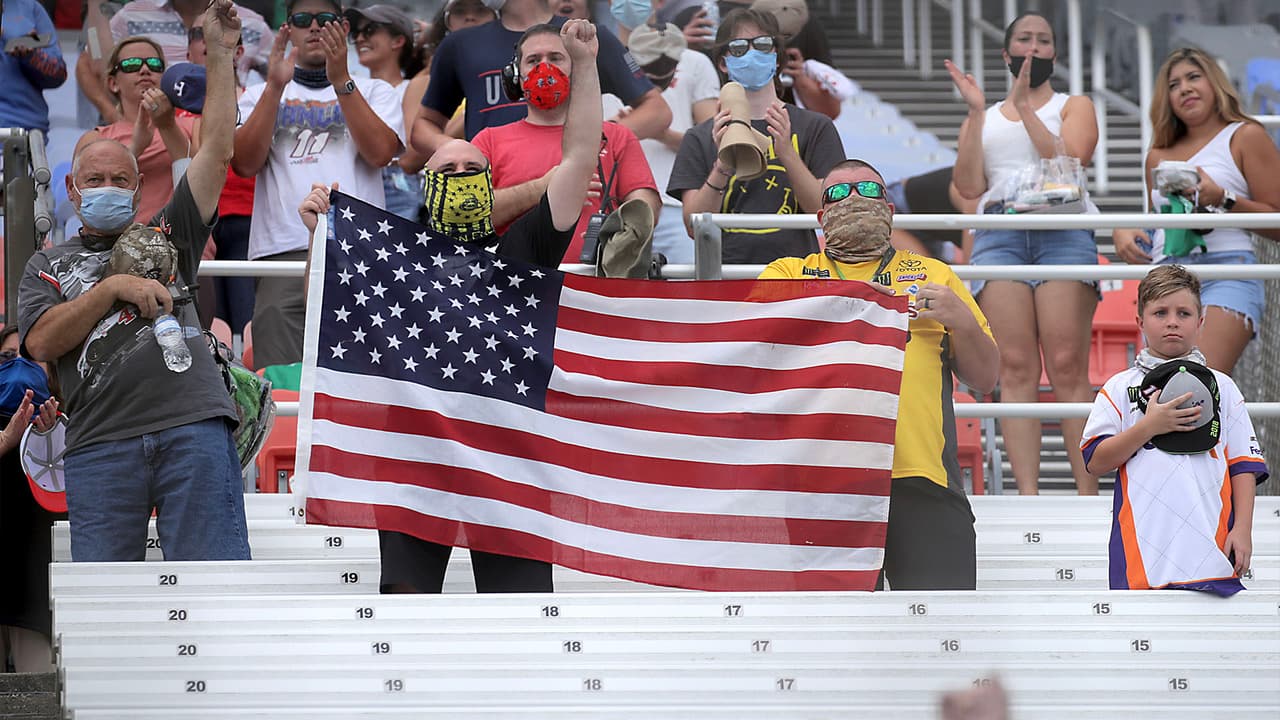 Muchos de los asistentes usaron mascarillas y fueron ubicados en asientos distantes para mantener la distancia.