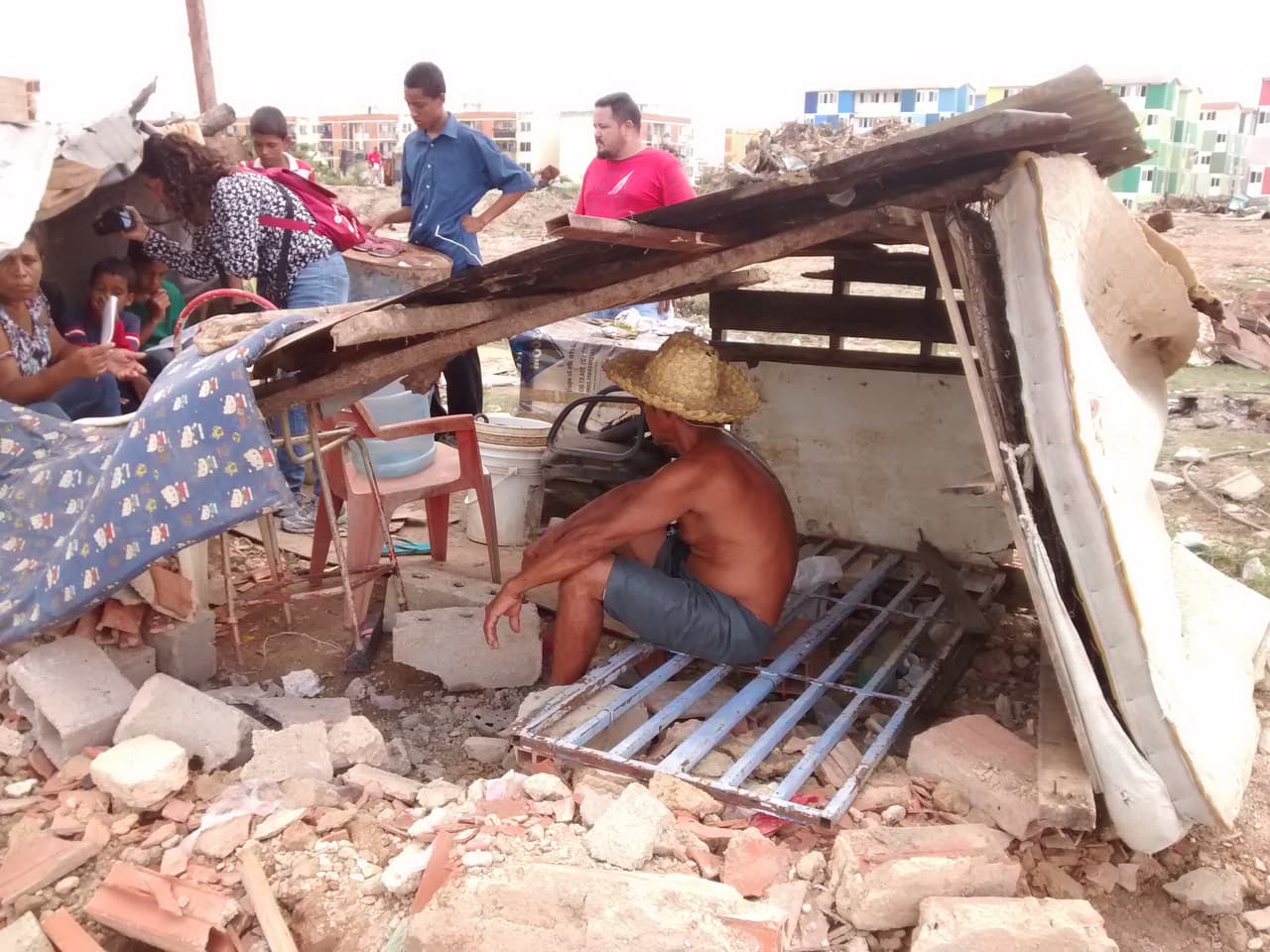 El 17 de agosto de 2015, 800 miembros de la Guardia Nacional y del Cuerpo de Investigaciones Penales y Criminalísticas (CICPC) tomaron por asalto el barrio Brisas del Hipódromo, en la ciudad de Valencia, estado Carabobo, donde realizaron detenciones masivas y destruyeron viviendas.
<br>