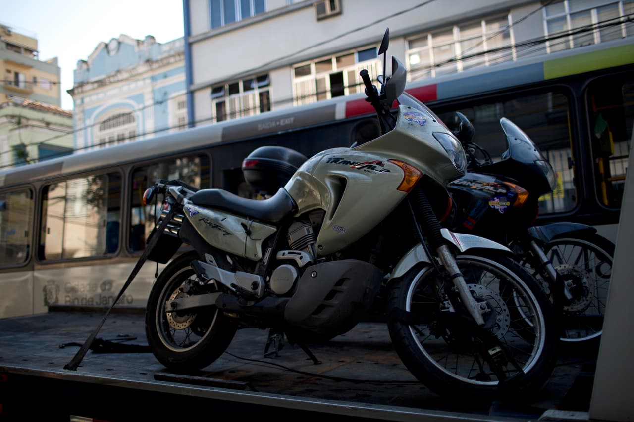 Las dos motos de los turistas italianos fueron tomadas por la policía de Rio de Janeiro tras el incidente.