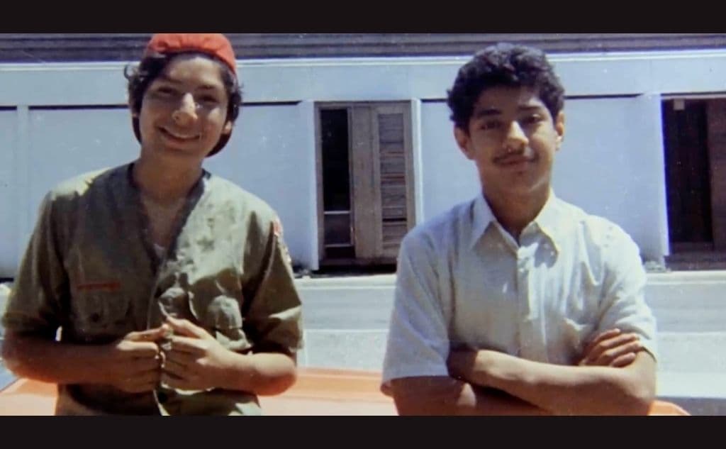 <a href="https://www.univision.com/local/dallas-kuvn/santos-vive-el-documental-que-rinde-tributo-al-nino-que-murio-a-manos-de-un-policia-de-dallas" target="_blank">Santos Rodríguez </a>( izq.), de 12 años, y su hermano David, de 13 años, eran dos menores mexico-americanos que vivían en casa de su abuelo en
<b>Little Mexico, en Dallas</b> en la década de los 70. Su madre Bessie García estaba en prisión acusada de asesinar a su novio por esto los menores estaban bajo la tutela de su abuelo.