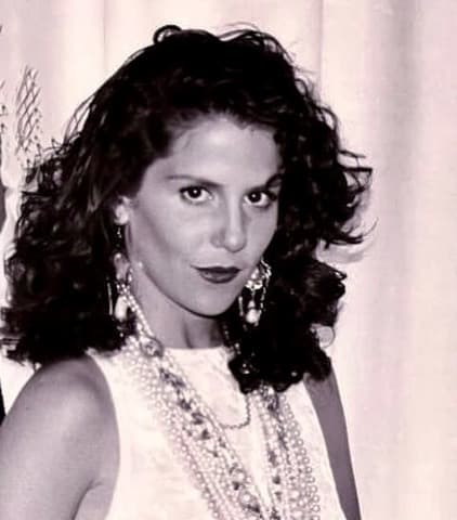 Apareció por primera vez en un melodrama también gracias a su tía, quien le creó un personaje dentro de ‘Muchacha de barrio’ (1979), en la que grabó solo una escena. 
<br>