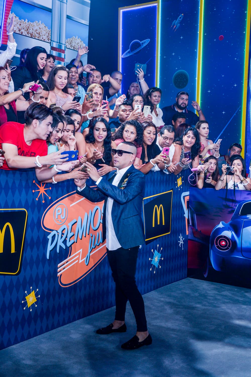 Jacob Forever también repartió fotos.