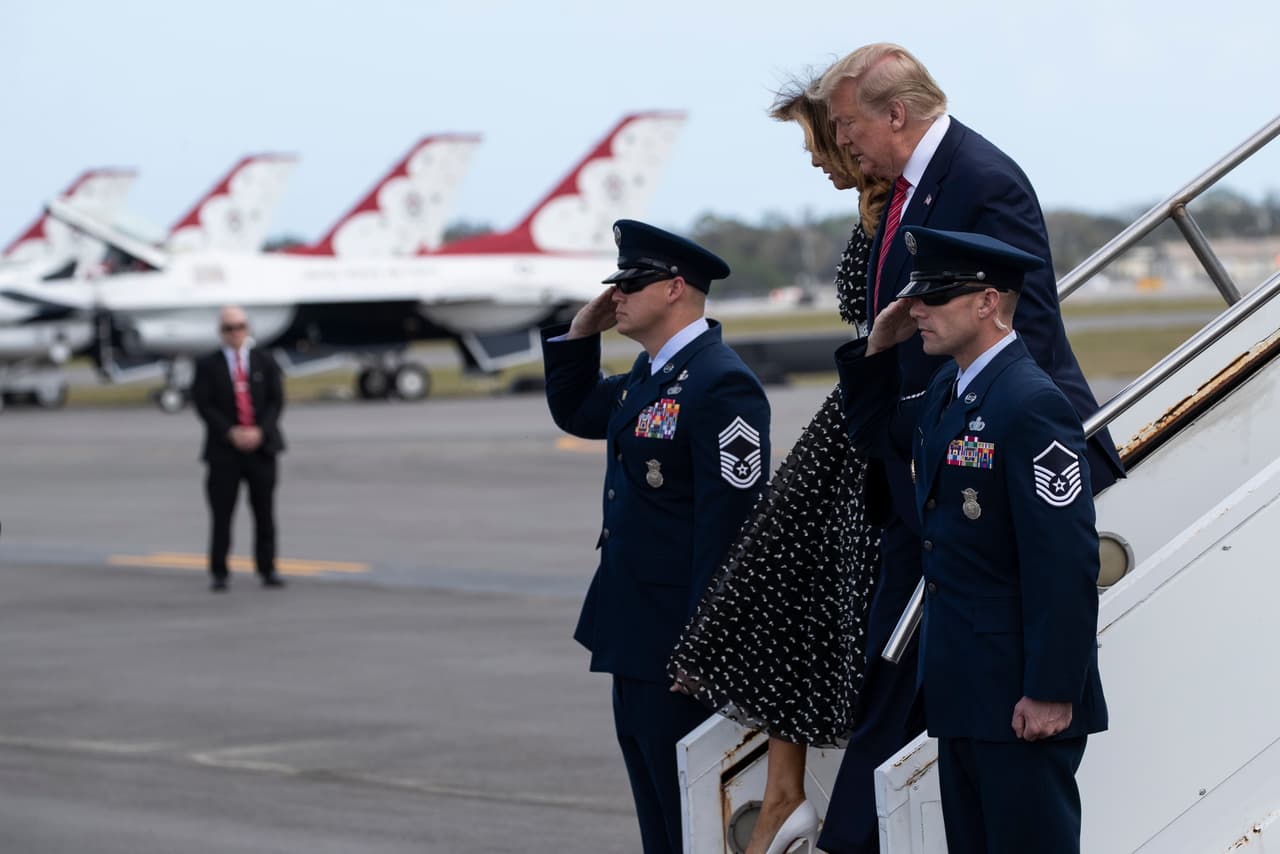 Trump, acompañado por Melania, llegaron por la tarde al Daytona Beach International Airport donde fueron recibidos por autoridades de la National Association for Stock Car Auto Racing (NASCAR). De ahí fueron trasladados a la pista de carreras.