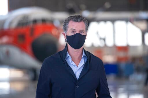 Todas estas situaciones pueden ser incidir en las recientes proyecciones en las que parece que California superará a Nueva York como el estado con la mayoría de los casos en cuestión de días, según cifras de la Universidad Johns Hopkins. 
<br>