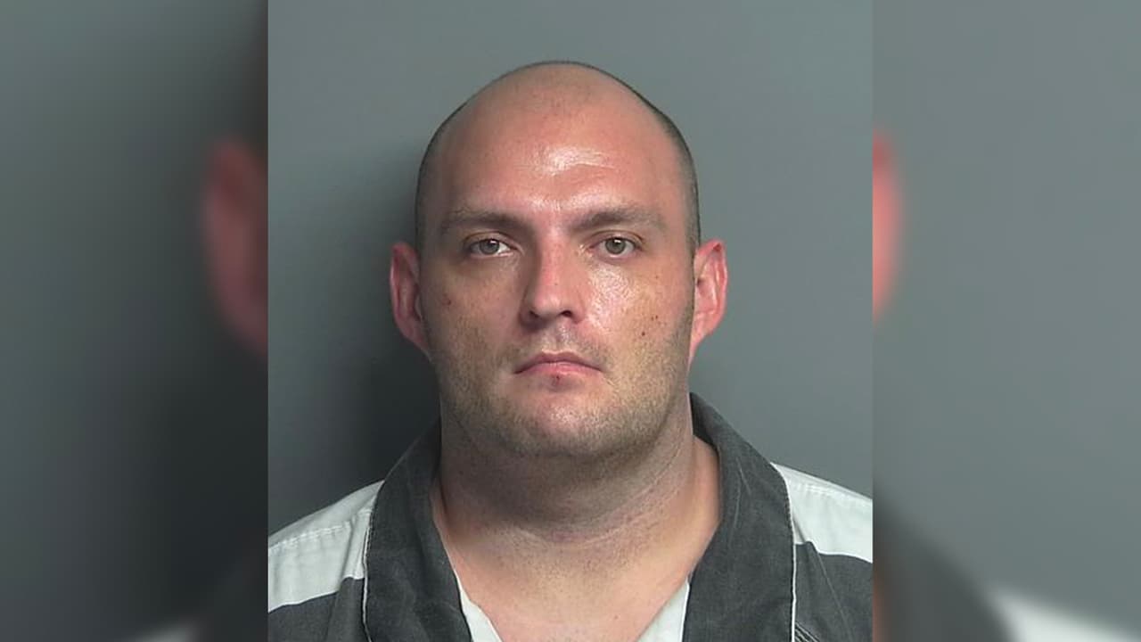 John Caleb Gibson, 34 años. Acusado de lesiones con agravantes con un arma mortal. Visto por última vez en Hillgreen Drive, Conroe.