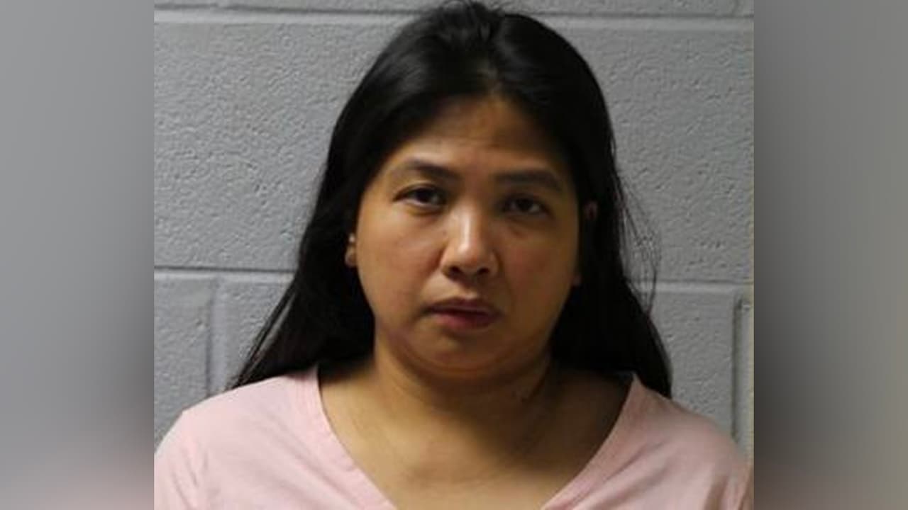 Empleada de un asilo en Glenview enfrenta cargos tras dar a luz en un baño y arrojar al bebé a la basura