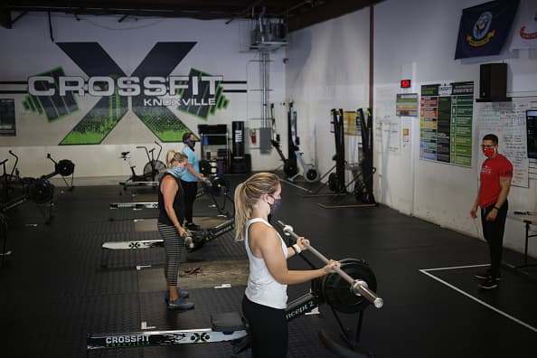 En la medida en que un cliente traiga su propio equipo al gimnasio o centro de ejercicio, debe desinfectar su equipo antes y después de su uso.