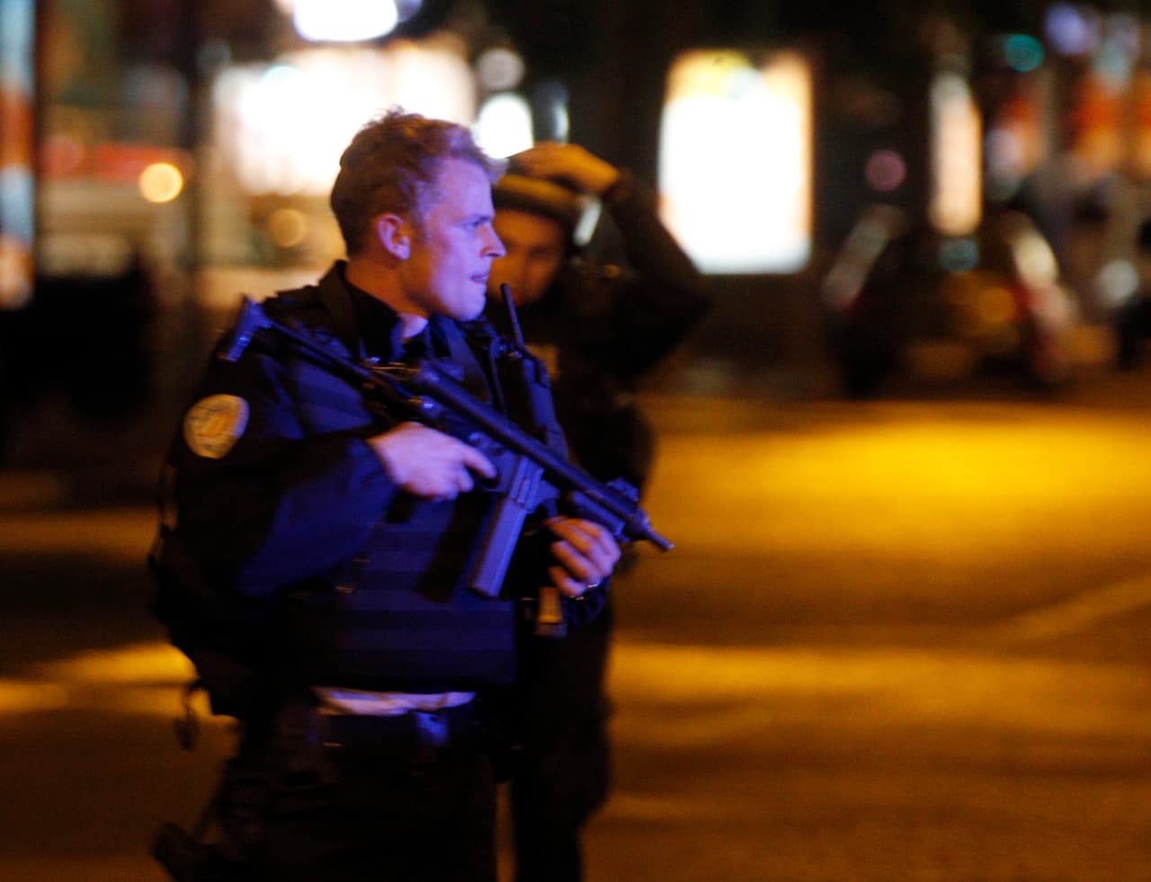 Agentes de policía tomaron el control de los Campos Elíseos tras el tiroteo en París.