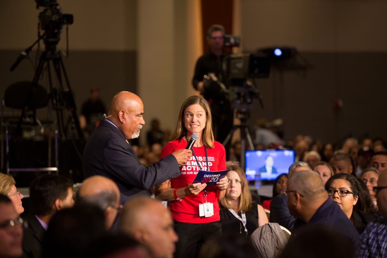 La siguiente participante le agradeció sus palabras y le contó que es maestra. El candidato aseguró que buscará aumentar los salarios y más personas trabajarán en escuelas y universidades. Cerró su participación con la promesa de que en noviembre de 2020 le dirán “adiós” al presidente Trump.