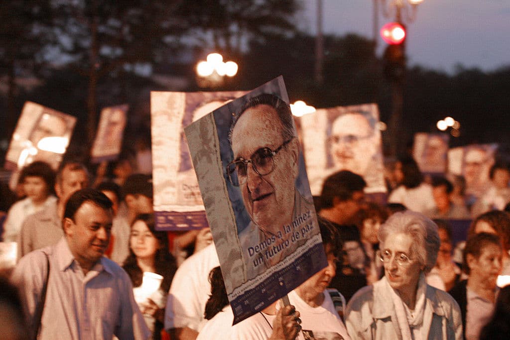 Feligreses participan en una caminata en memoria del obispo Juan Gerardi, en Ciudad de Guatemala.