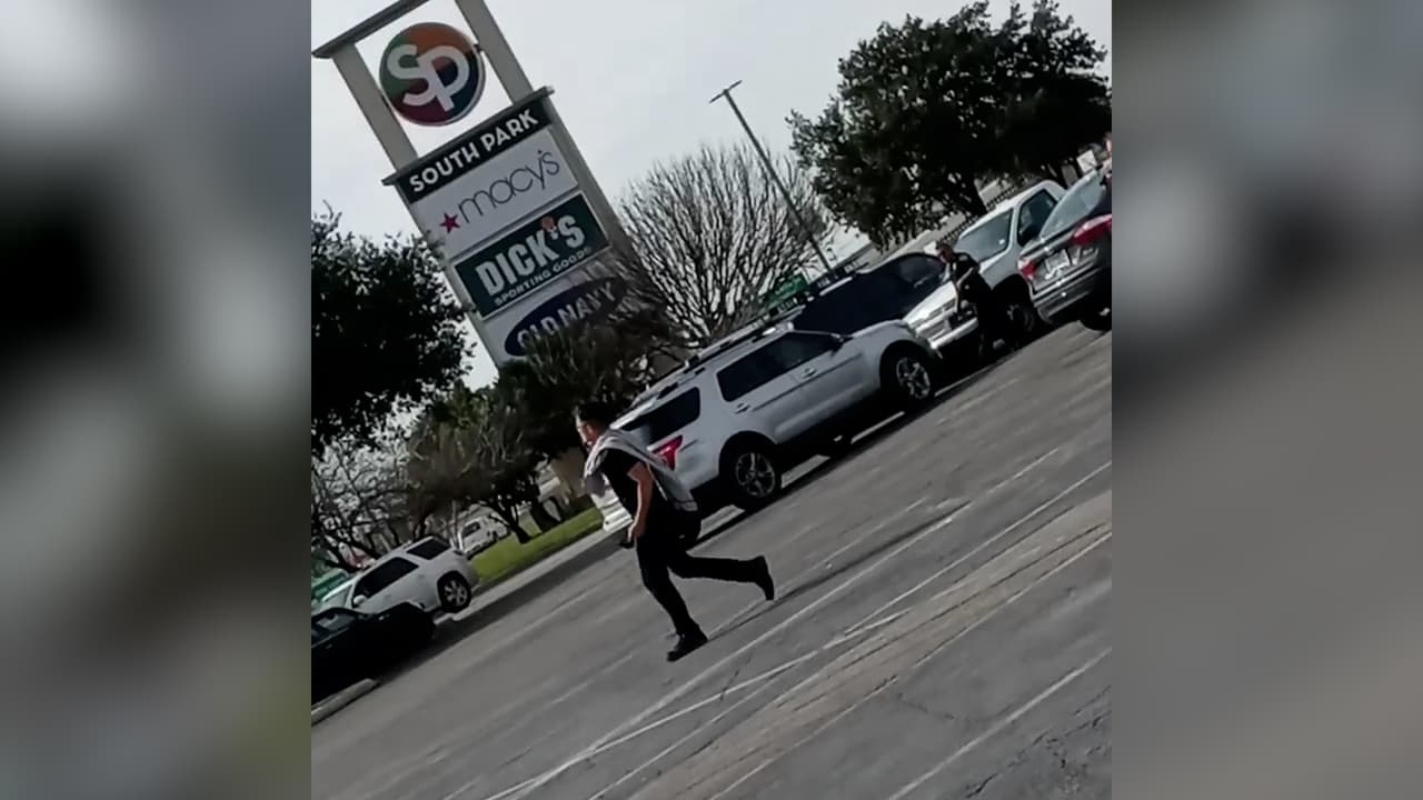 El conductor de un camión de carga, identificado como 
<b><a href="https://www.univision.com/local/san-antonio-kwex/huyo-por-miedo-esto-se-sabe-del-hispano-que-murio-tras-ser-baleado-por-la-policia-de-san-antonio-video">Erick Mejía, de 26 años, fue abatido por la Policía de San Antonio</a></b> en las afueras del centro comercial 
<b>South Park Mall</b>. William McManus, jefe de la agencia policiaca, dijo que el hispano estaba armado y se rehusó a seguir las instrucciones de los oficiales.
