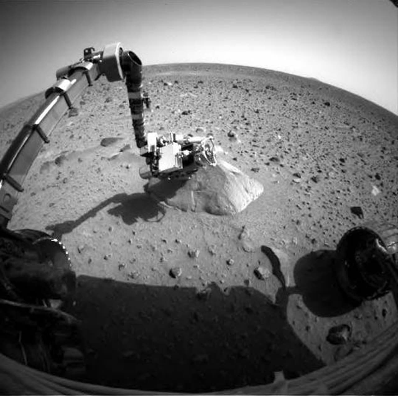 <b>Spirit y Opportunity, rovers exploradores de Marte, año 2003. </b>Los dos robots geólogos aterrizaron en lados opuestos del planeta rojo. Tenían una movilidad mucho mayor que la del explorador Mars Pathfinder de 1997 y han encontrado evidencia de antiguos ambientes donde existieron condiciones de humedad intermitente y habitable.
