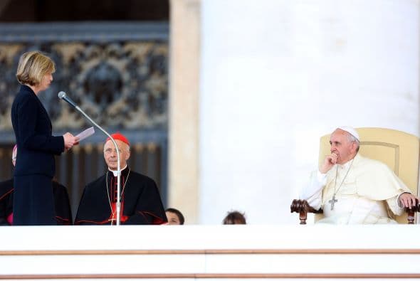 También hubo asistentes en la Vía de la Conciliación, la calle que limita Roma con Ciudad del Vaticano.