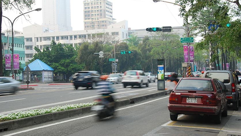 <b>Lugar 13: Kaohsiung, Taiwán.</b>
<br>
<br>Tiempo promedio para recorrer 6.2 millas: 20 minutos 30 segundos.
<br>Tiempo en horas pico al año: 175 horas.
<br>Velocidad promedio en horas pico: 16.7 millas/hora.
<br>Variación respecto a 2021: +10 segundos.