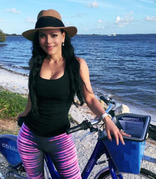 "[...] Joan me enamoró con globos, con rosas [...] Y luego me encantaban los cuarzos, cuarzos que me regaló ahí los tengo. Donde había un cuarzo, me lo compraba y me lo traía y yo vuelta loca con los cuarzos [...]", señaló.