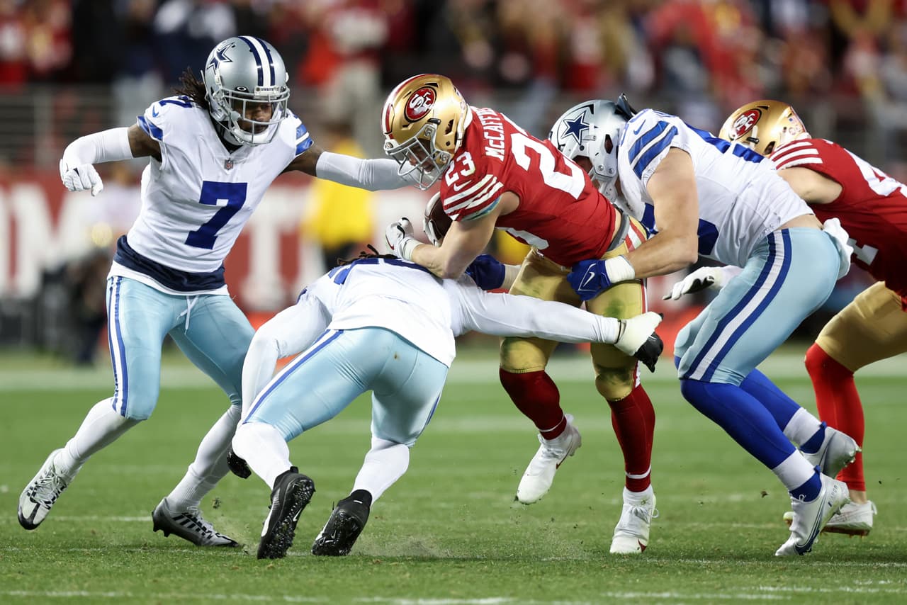 “Simplemente estamos emocionados de haber ganado”, dijo el quarterback novato de los 49ers, Brock Purdy. “Todos hicieron su parte. Es fútbol americano de playoffs, nunca es sencillo, pero avanzamos”.
