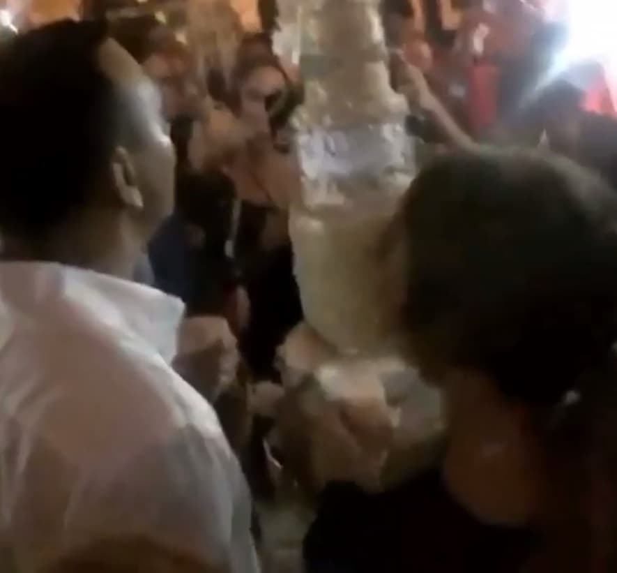 Los invitados atentos al momento de cortar el pastel, tomaron fotos y video.