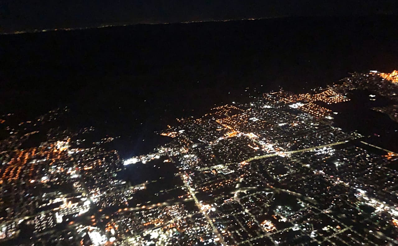 Al filo de la medianoche del miércoles el helicóptero de la Policía de San José sobrevolaba la ciudad para monitorear desde el aire los vecindarios afectados por la segunda fase de apagones. El alcalde Sam Liccardo señaló que 
<a href="http://uni.vi/DEIo101VAyz" target="_blank">para este viernes se espera que el 99% de los residentes recuperen la electricidad.</a>