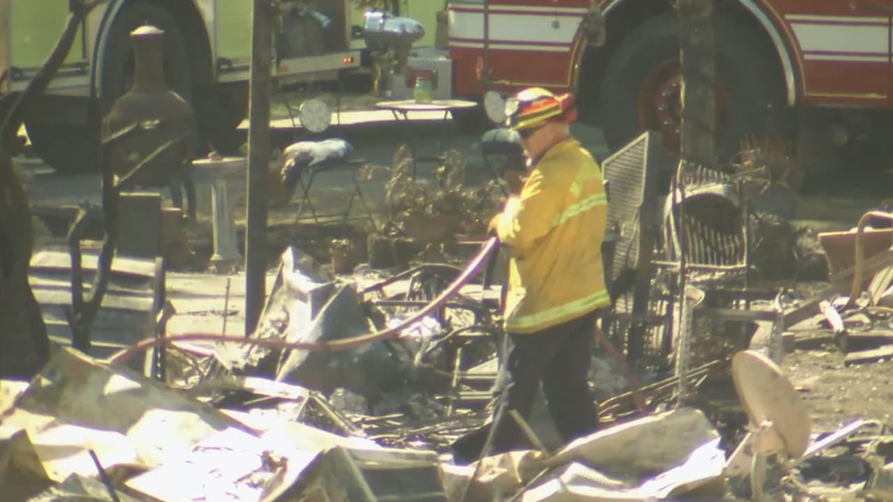 Decenas de residentes fueron desplazadas, y no hubo heridos durante el incendio y la evacuación, dijeron los Bomberos de River Delta Fire District. La Cruz Roja Americana estableció un centro de servicios para evacuados en Isleton.