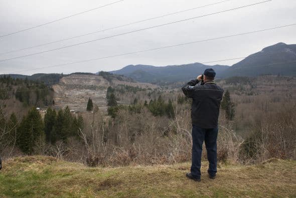Los escombros bloquearon un largo tramo de una autopista estatal cerca de Arlington.
