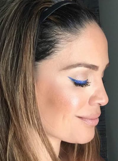 ¡Karla Martínez lució un look muy retro! (15 de diciembre, 2015)