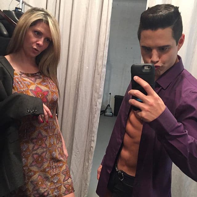 ¿Qué estará preparando Alejandro? ¡Seguro es una gran sorpresa! (14 de diciembre, 2015).