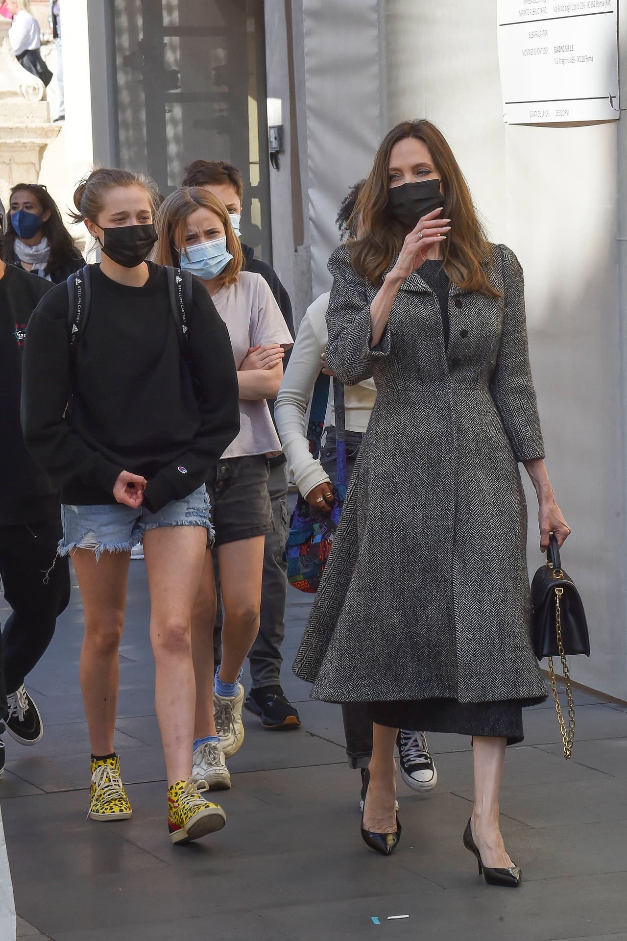 Mientras que la actriz elige ‘outfits’ femeninos y elegantes; su hija apuesta por la comodidad con prendas deportivas y ‘oversize’.