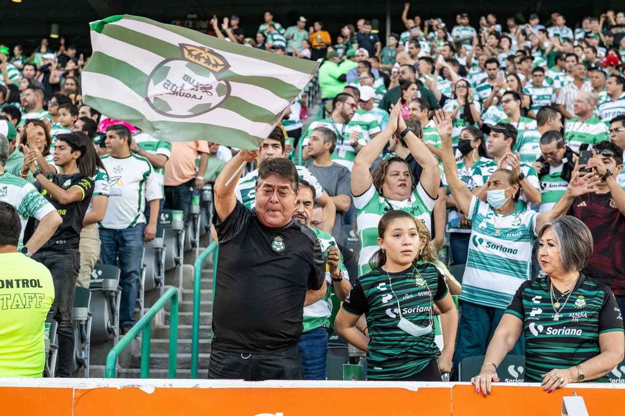 La afición de Torreón apoyó en todo momento.