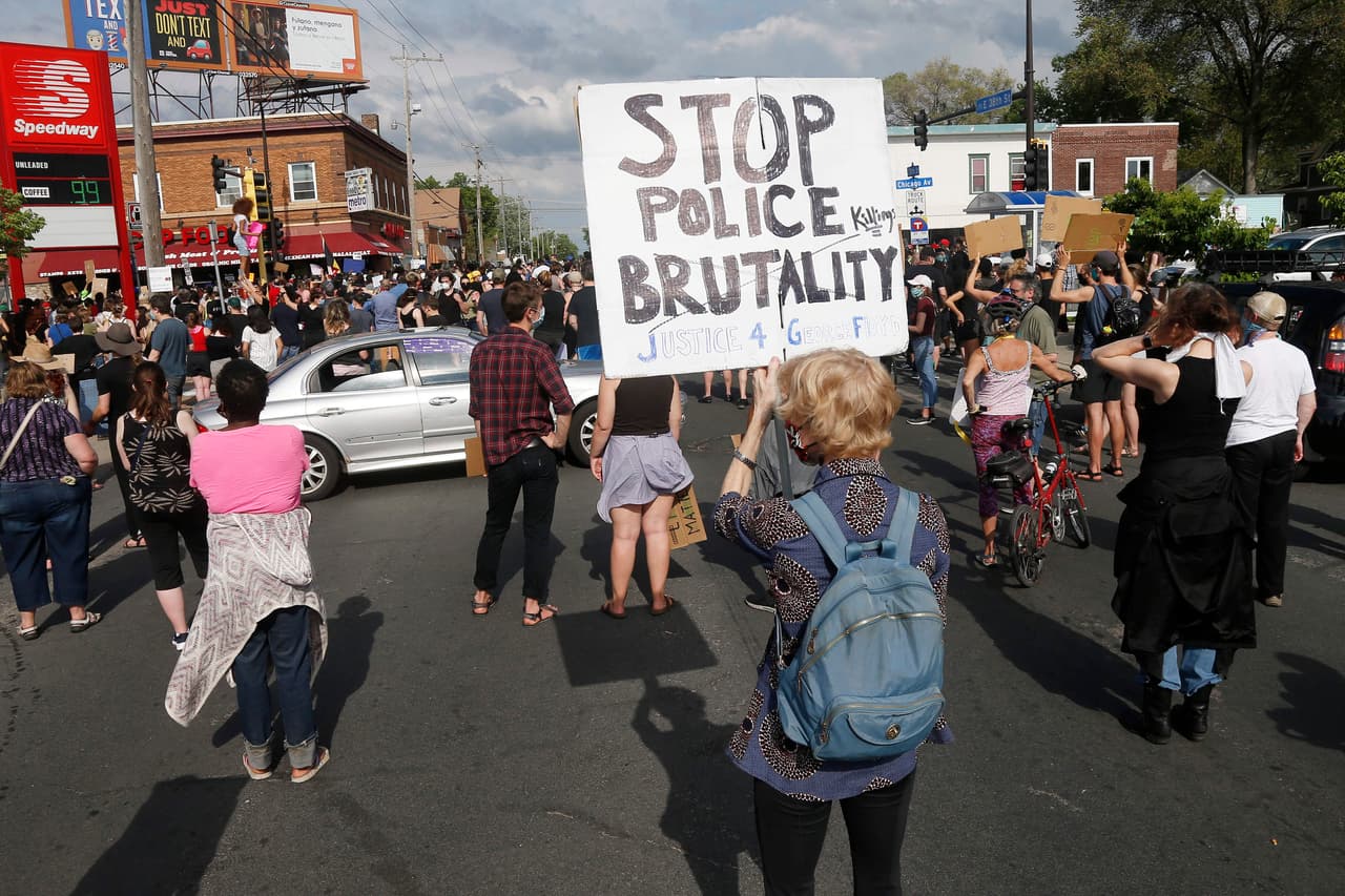 Los manifestantes exigieron el cese de la brutalidad policial. La Federación de Oficiales de Policía de Minneapolis dijo en un comunicado que los oficiales despedidos estaban cooperando plenamente con la investigación. "Debemos revisar todos los videos. Debemos esperar el informe del médico forense", dice la declaración.
