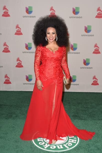 Aymee Nuviola usó un vestido rojo con transparencias y un cabello súper afro.