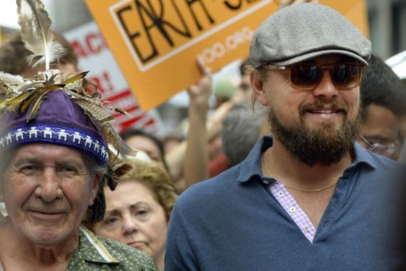 DiCaprio caminando por 6th Avenue.