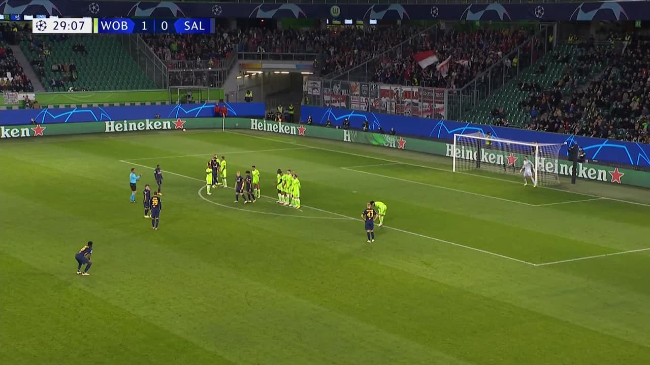 ¡GOL!  anota para FC Red Bull Salzburg. Maximilian Wöber