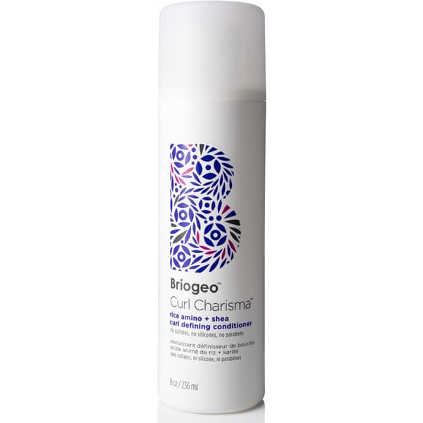 <h3>3. Acondicionar </h3> Utiliza aquellos acondicionadores ricos e hidratantes ya sea con enjuague o los que se utilizan en seco. Si quieres refrescar tu pelo y aún no te toca utilizar shampoo, sólo lávalo con acondicionador. Entre más hidratado esté, mejor resiste en el momento del peinado, evita el frizz y logra el movimiento deseado. Prueba, Curl Charisma con karité, 
<a href="www.briogehair.com">Briogeo,</a> $20 dólares, Brioge Hair.