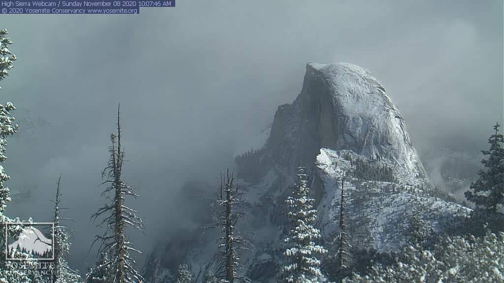 Un poco más arriba de Los Ángeles, la nevada también cubrió al Capitán, la imponente montaña en el parque Yosemite.
