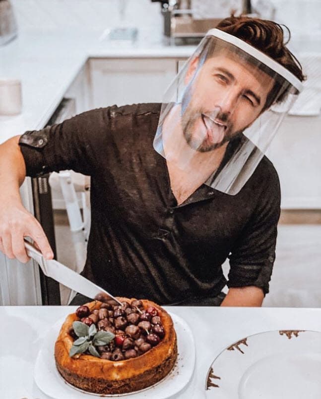 "
<b>Su carisma, tiene mucho ángel</b>. A mí me encanta la familia y sé que las cosas pasan por algo. Cuando me dijo si podía dedicar este proyecto a su papá, me ganó", confesó Juan Osorio a la revista.
<br>