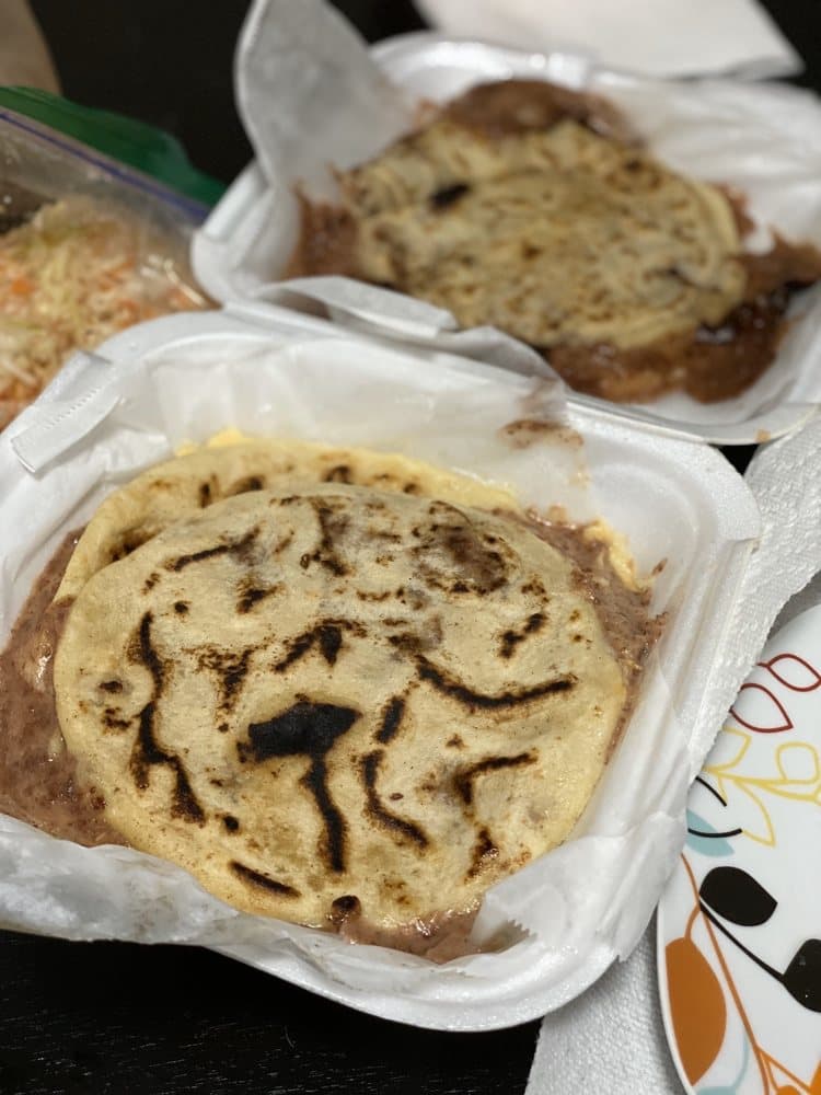 <b>El Rincón Salvadoreño Bakery</b>
<br>Dirección: 2100 Roswell Rd Ste 2104 Marietta, GA 30062
<br>Teléfono: (770) 675-3520
<br>
<a href="https://www.yelp.com/map/el-rincon-salvadore%C3%B1o-bakery-marietta">Cómo llegar</a>
<br>
<br>Los dueños dicen que ofrecen “excelente comida centroamericana recién hecha todos los días”, que tienen un ambiente “amigable con la familia” y que son los “reyes de la pupusa”.