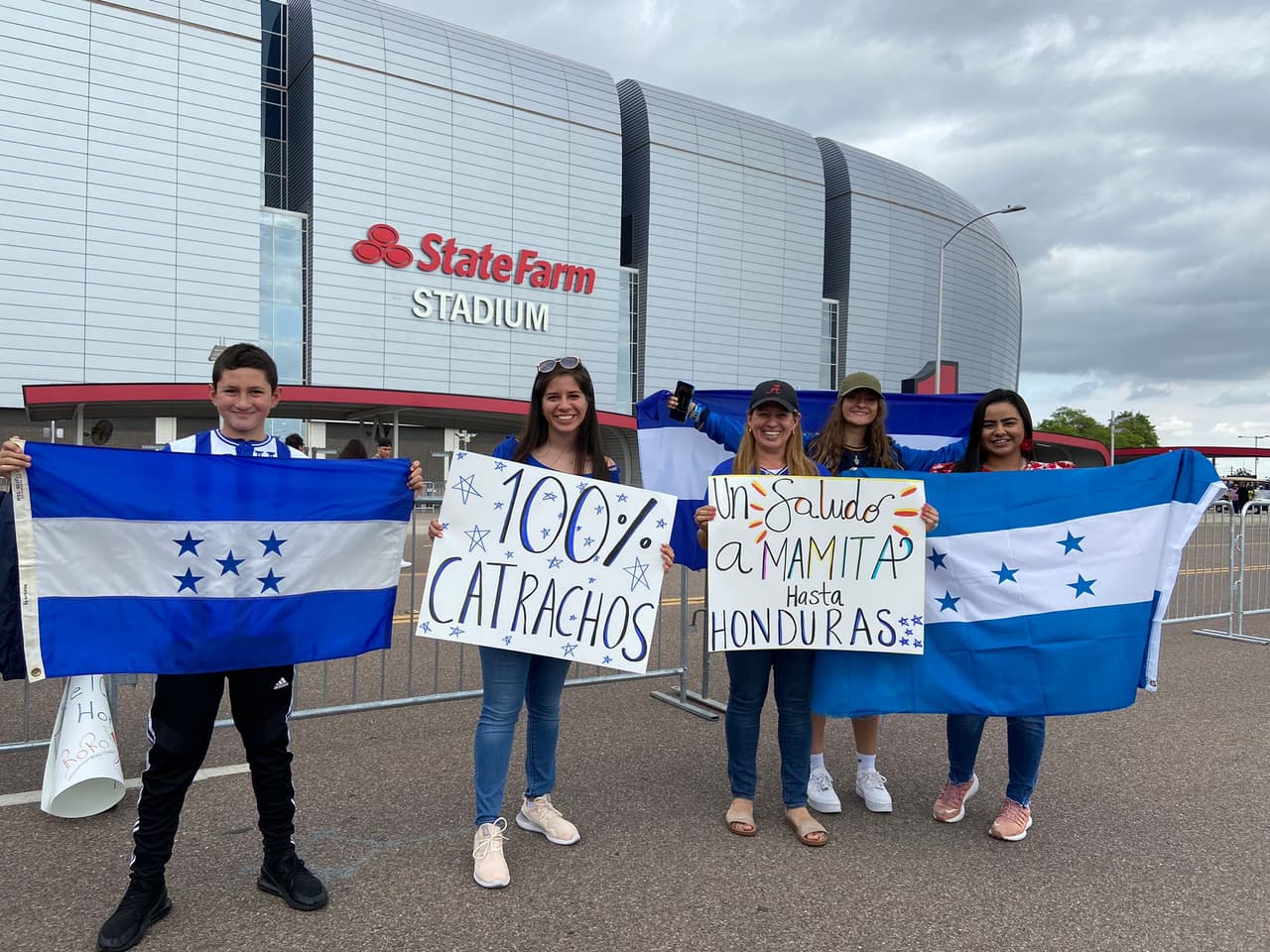 Los fans catrachos esperan a que Honduras ganen el partido contra el Tri. 
<br>