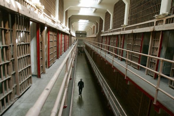 La escena más violenta se produjo el 2 de mayo de 1946, cuando un intento fallido de fuga de seis presos dio lugar a la denominada "Batalla de Alcatraz".