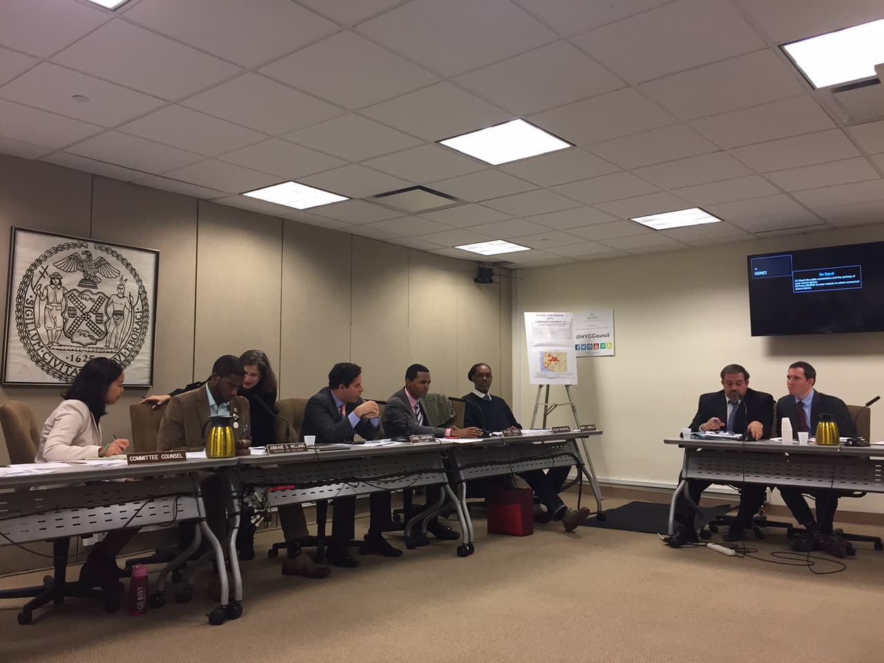 Miembros del Concejo Municipal de la ciudad de Nueva York discuten medidas relacionadas a la vivienda que atienden, entre otros aspectos, construcciones en edificios y acoso de caseros para forzar a inquilinos a que abandonen sus apartamentos.