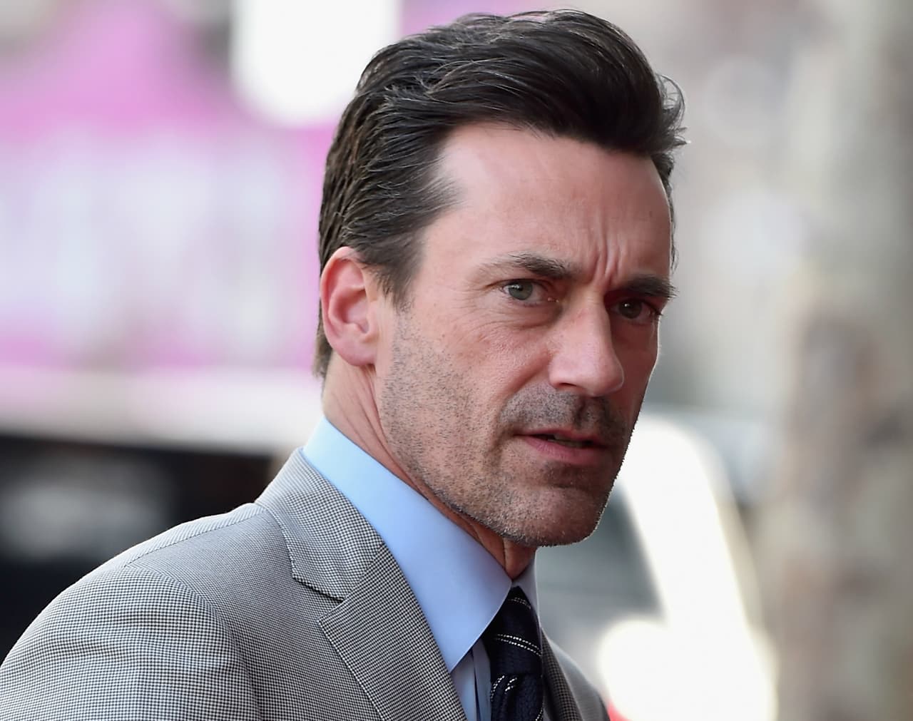 El actor Jon Hamm fue a terapia y consumió antidepresivos para vencer una depresión que empeoró, según dice, por la muerte de su padre. “La terapia te da otra perspectiva cuando estás en tu propia espiral. Sí ayuda”, ha dicho, al tiempo de revelar que le costaba salir de la cama antes de las cuatro de la tarde y trabajar consistentemente.