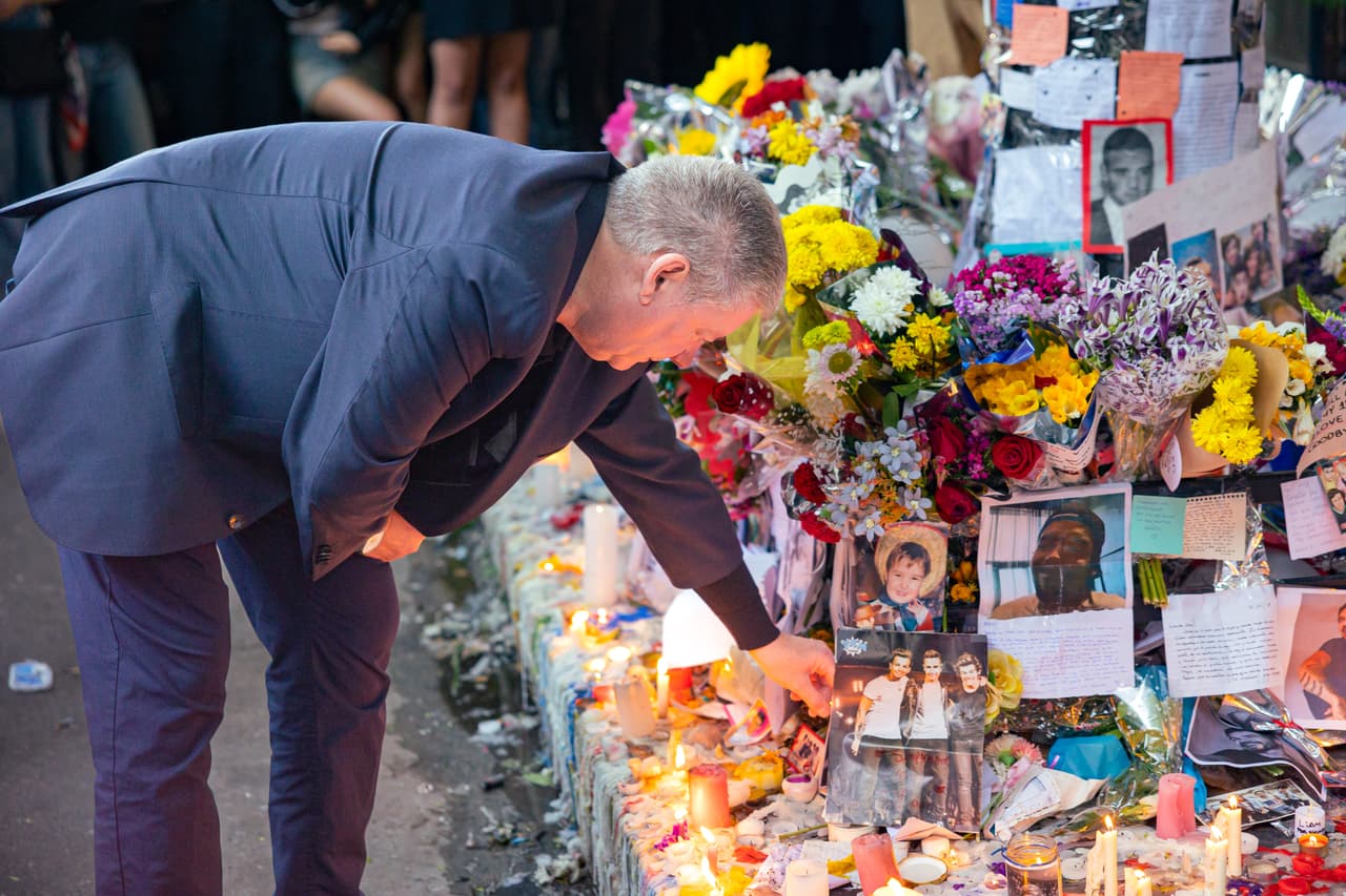 Geoff Payne visita el monumento callejero realizado por los fans de Liam frente al hotel donde murió trágicamente su hijo.
