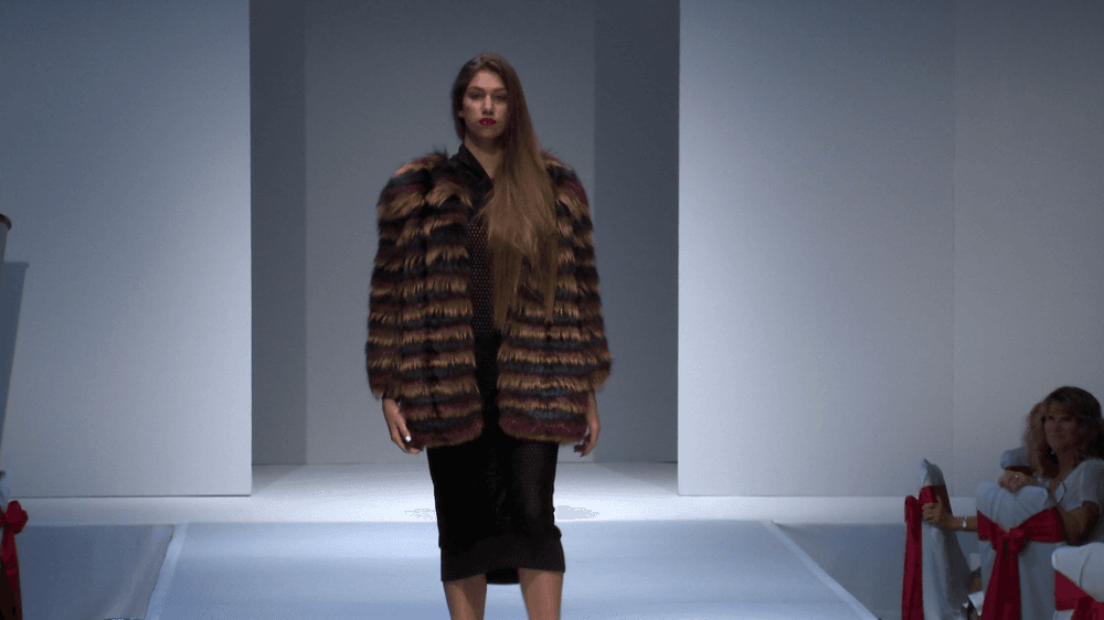 <a href="https://www.univision.com/shows/el-gordo-y-la-flaca/la-hija-lili-estefan-acaricio-las-pasarelas-y-ahora-brilla-con-las-sesiones-de-fotos-como-modelo-video">Lina</a> sorprendió a muchos con la manera en que dominó la pasarela en un prestigio evento de moda el pasado 8 de marzo.