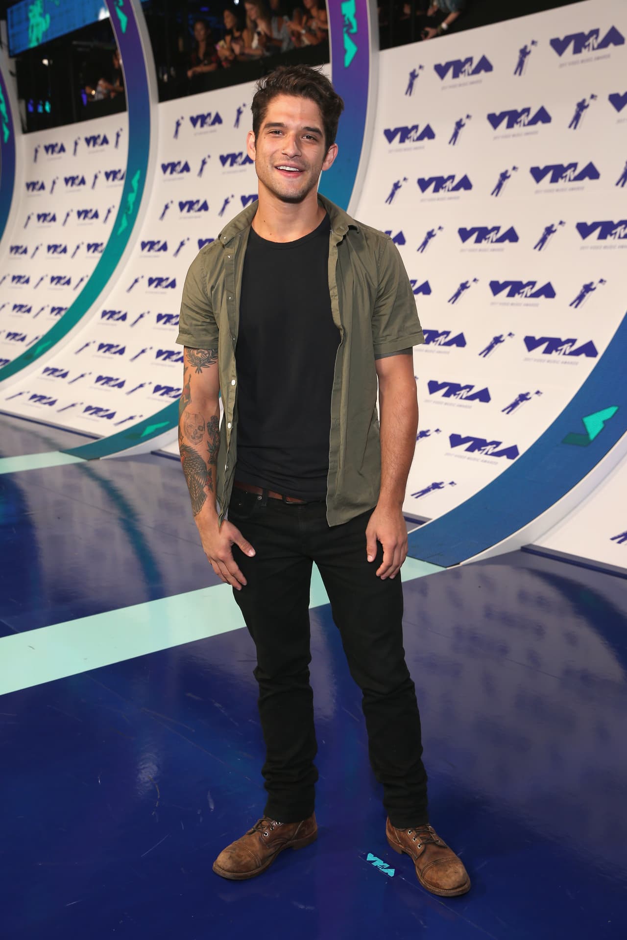 Tyler Posey, por ejemplo, quien trabajó con ella
<b>en la cinta 'Maid in Manhatthan'</b>, destacó que Jennifer López siempre llega a tiempo y
<b>da "el 1,000 por ciento</b>, sea actuando a platicando con alguien de un estatus salarial menor... Cuando íbamos a mitad de la filmaci´on, ¡me compró un XBox! Yo no lo podía creer", dijo el actor que interpretó a su hijo en esa película.