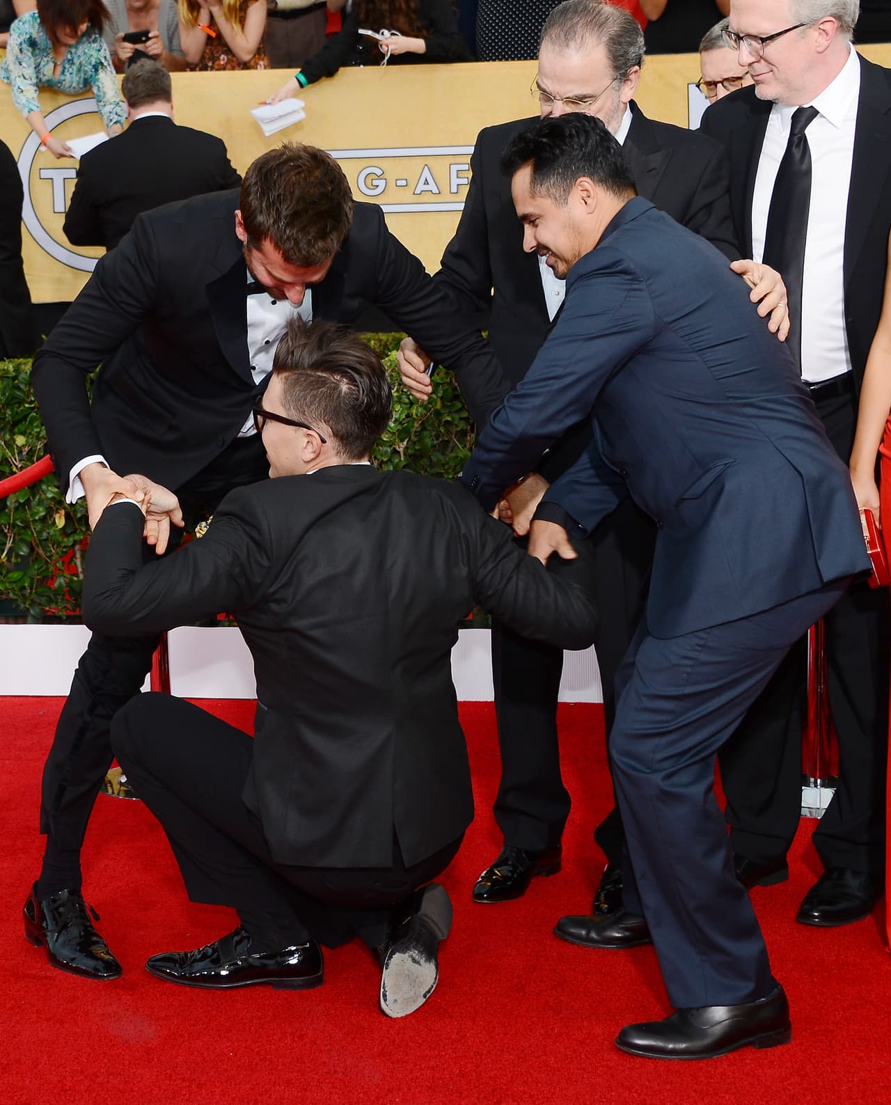 Michael Peña, quien estaba a su lado, ayudó al actor a quitárselo de encima.