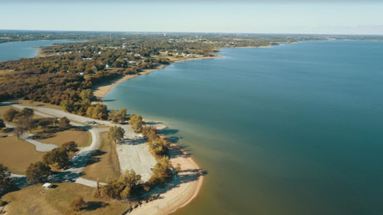 En 
<b>Lavon Lake</b> está el Tickey Creek Park, una zona para descansar, tiene áreas para que puedas llevar una casa rodante y también hay varios bosques y parques alrededor. Este lago está cerca de Wylie, al noreste del Metroplex.