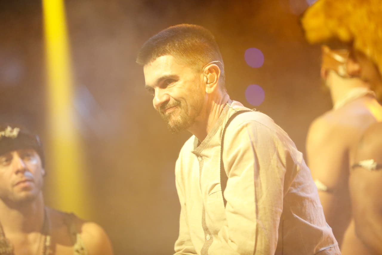 La sonrisa de satisfacción, pues Juanes está convencido de que su presentación será tan memorable como lo ha planificado.